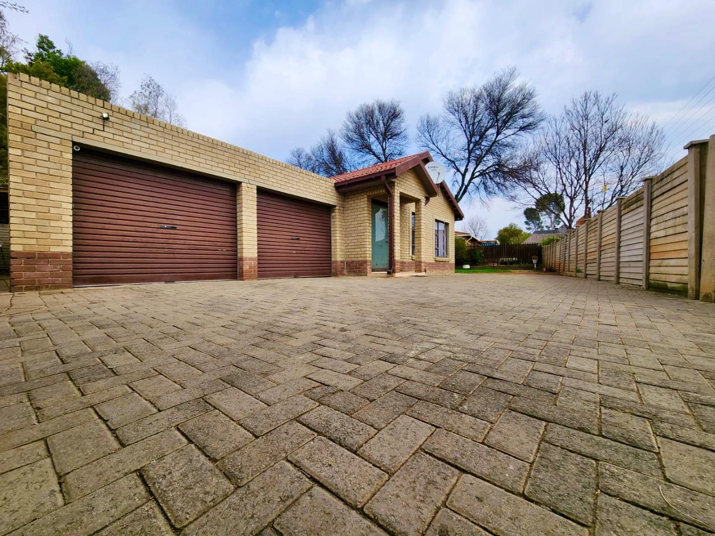 3 Bedroom House for sale in Bayswater P24112974288