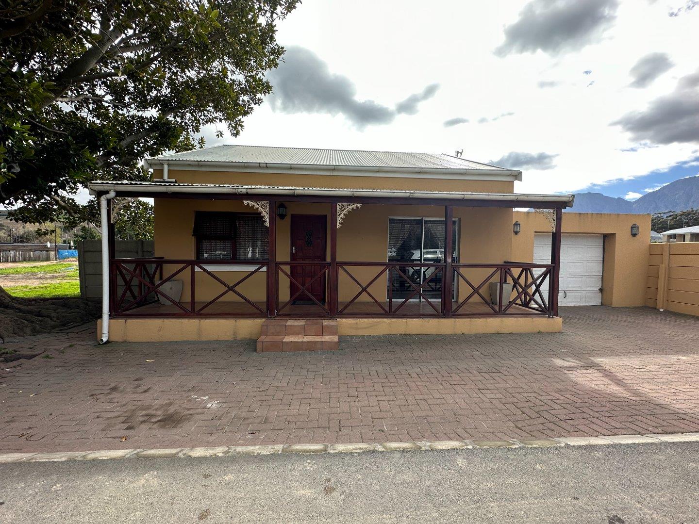 2 Bedroom House for sale in Sir Lowrys Pass P24113104805