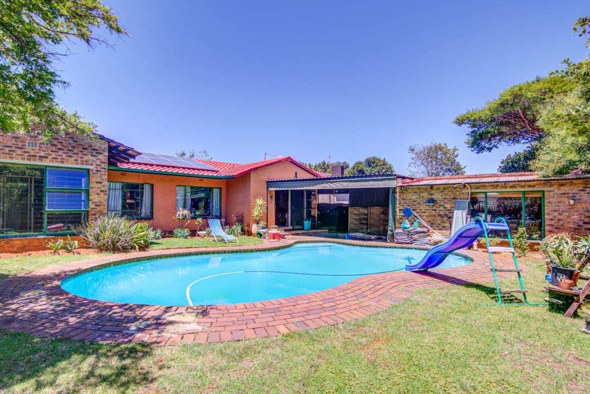 4 Bedroom House for sale in Birch Acres P24113106482