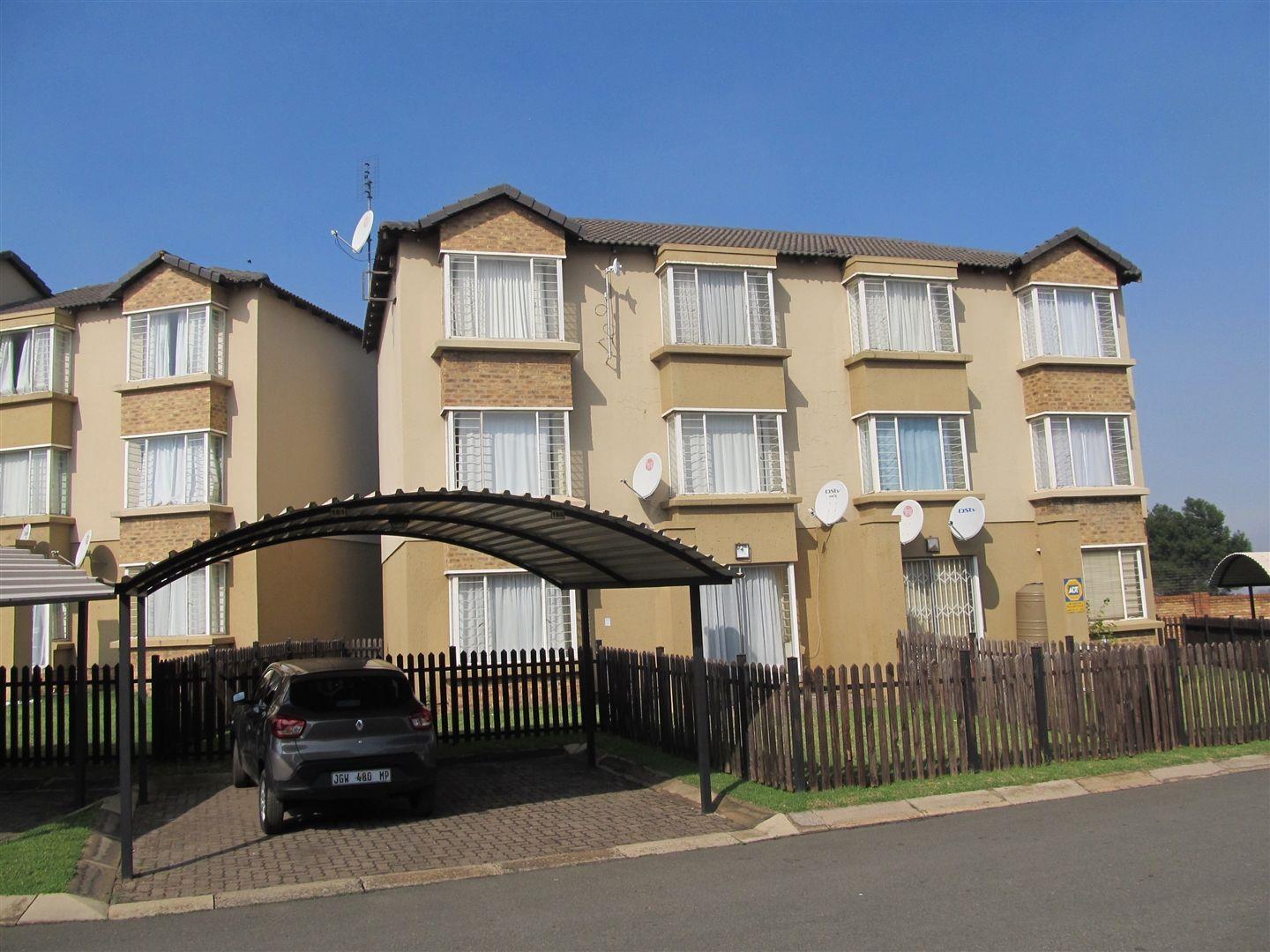 2 Bedroom Apartment / flat for sale in Reyno Ridge P24112636584