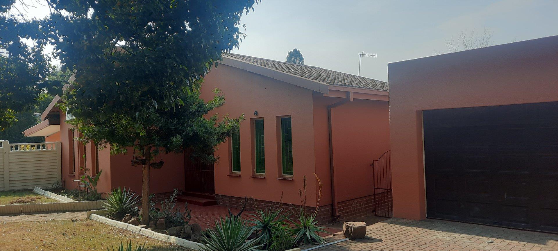 3 Bedroom House for sale in Pioneer Park P24113108115