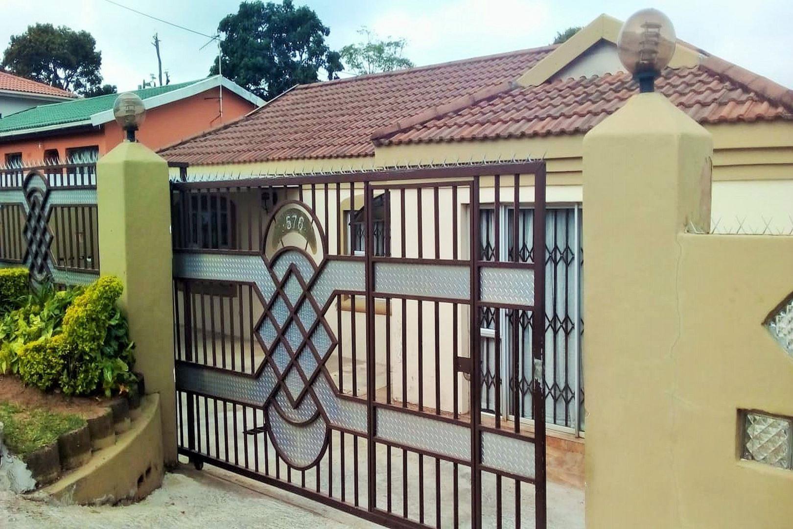 3 Bedroom House for sale in Kwamakutha P24113109107