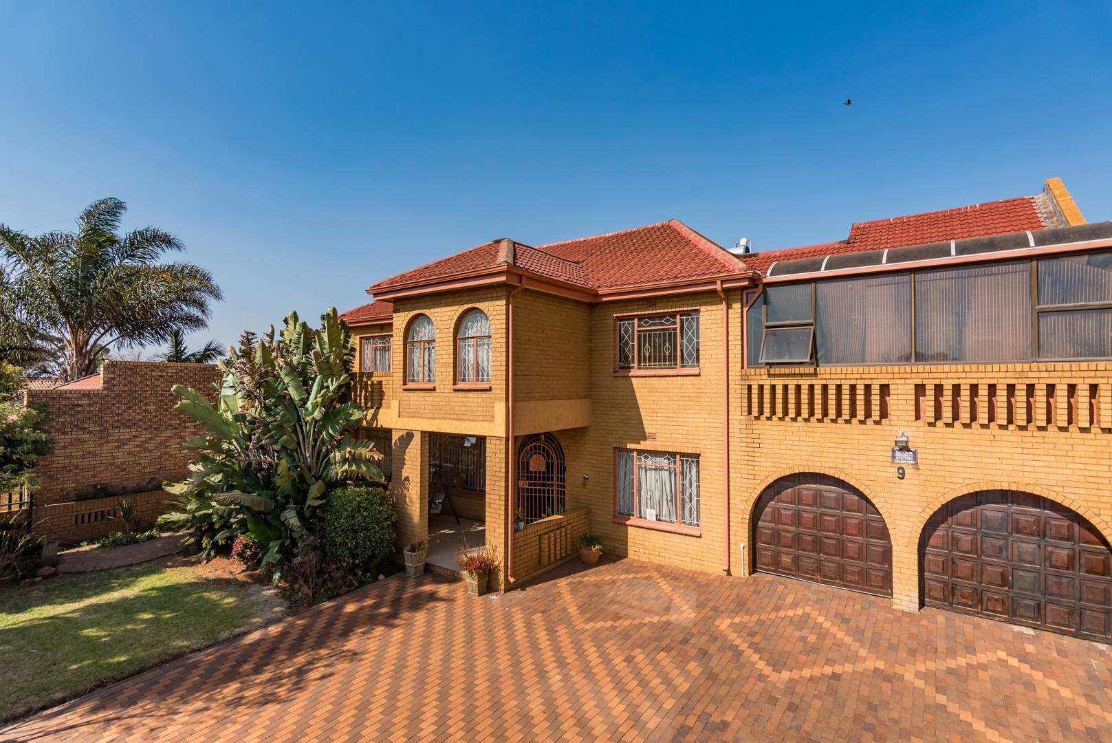 7 Bedroom House for sale in Lenasia P24113109344