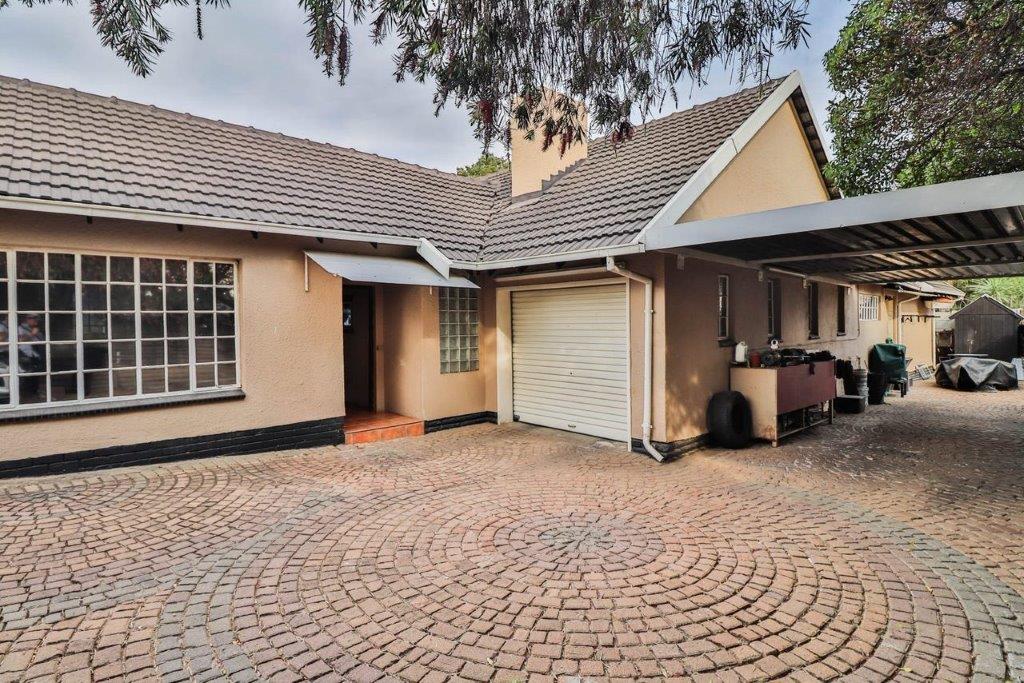 3 Bedroom House for sale in Van Riebeeck Park P24113062169