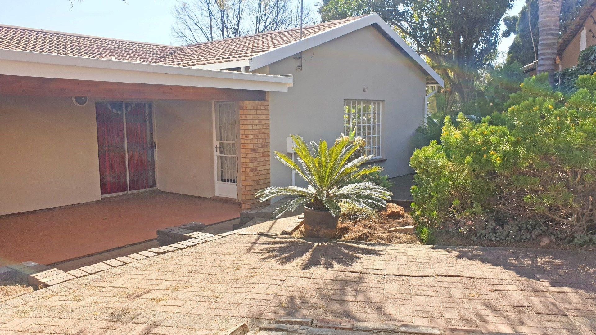 4 Bedroom House for sale in Florida Glen P24113117318