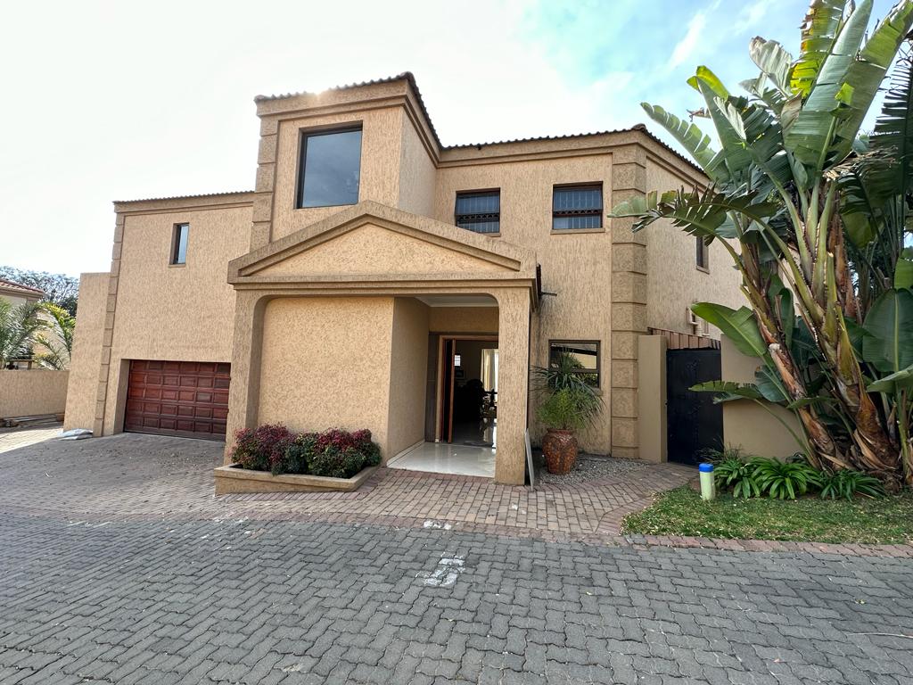 4 Bedroom House for sale in Bedfordview P24113117586