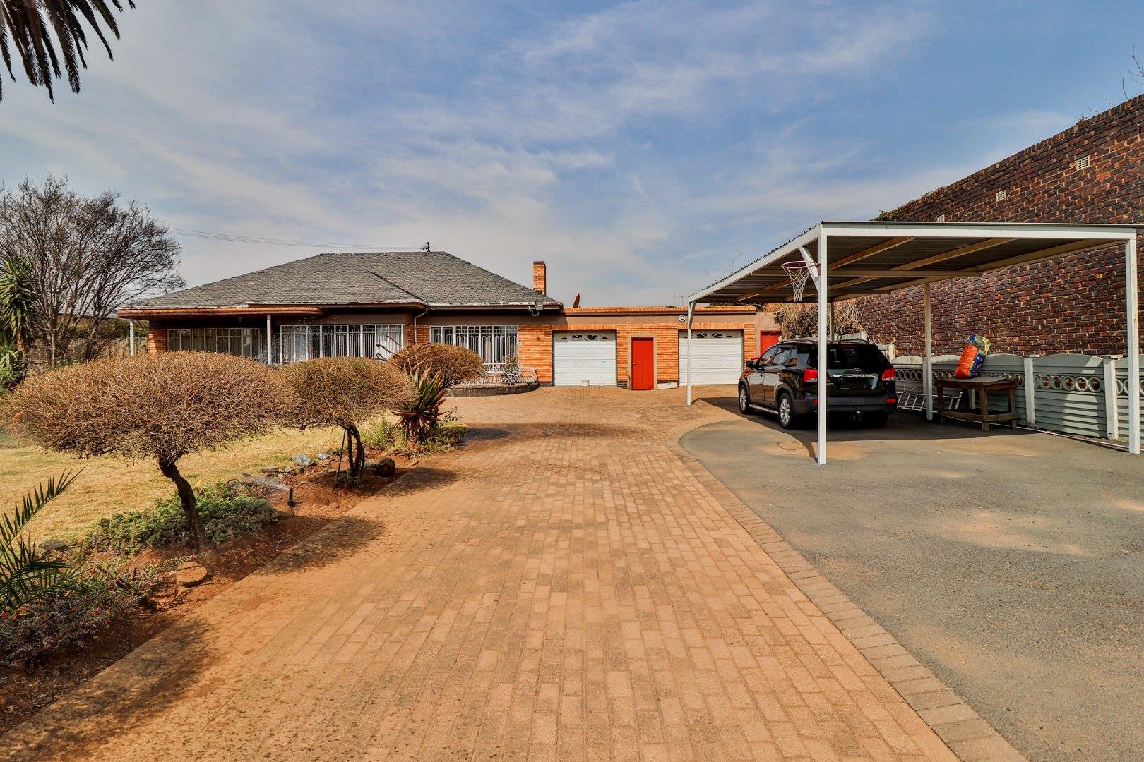 4 Bedroom House for sale in Lambton P24113118396