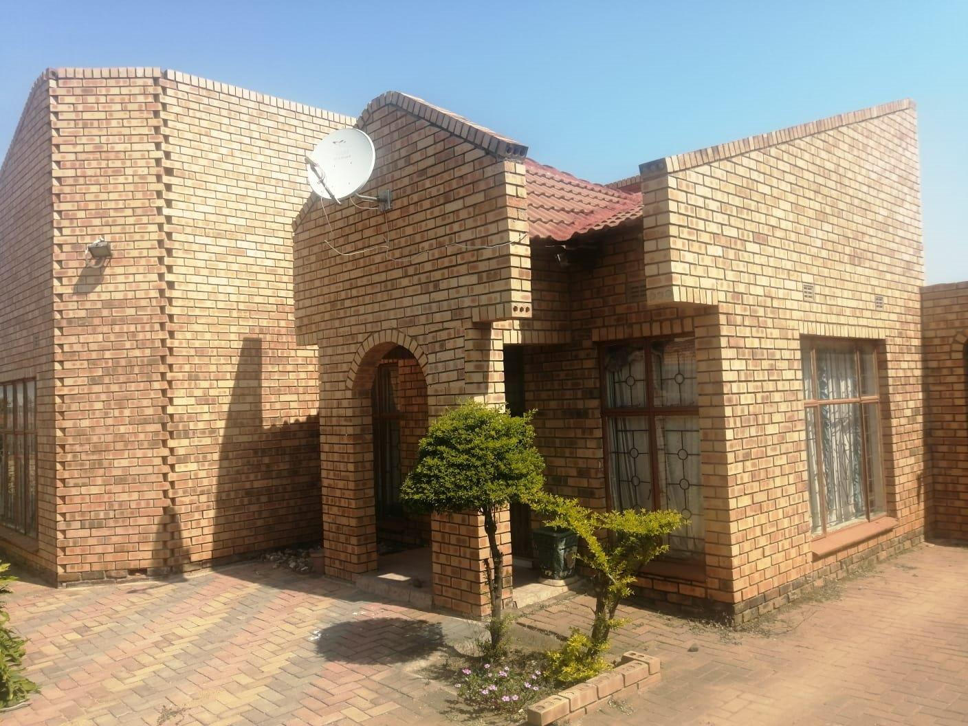 4 Bedroom House for sale in Lebowakgomo Zone A P24113121395