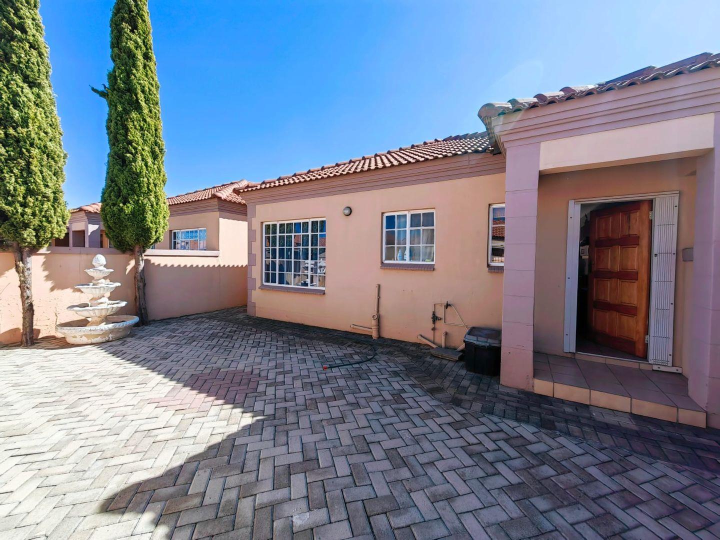 2 Bedroom Townhouse for sale in Baillie Park P24113122482