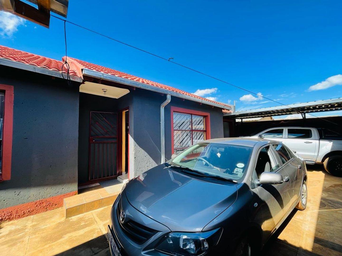 5 Bedroom House for sale in Orange Farm P24113138139