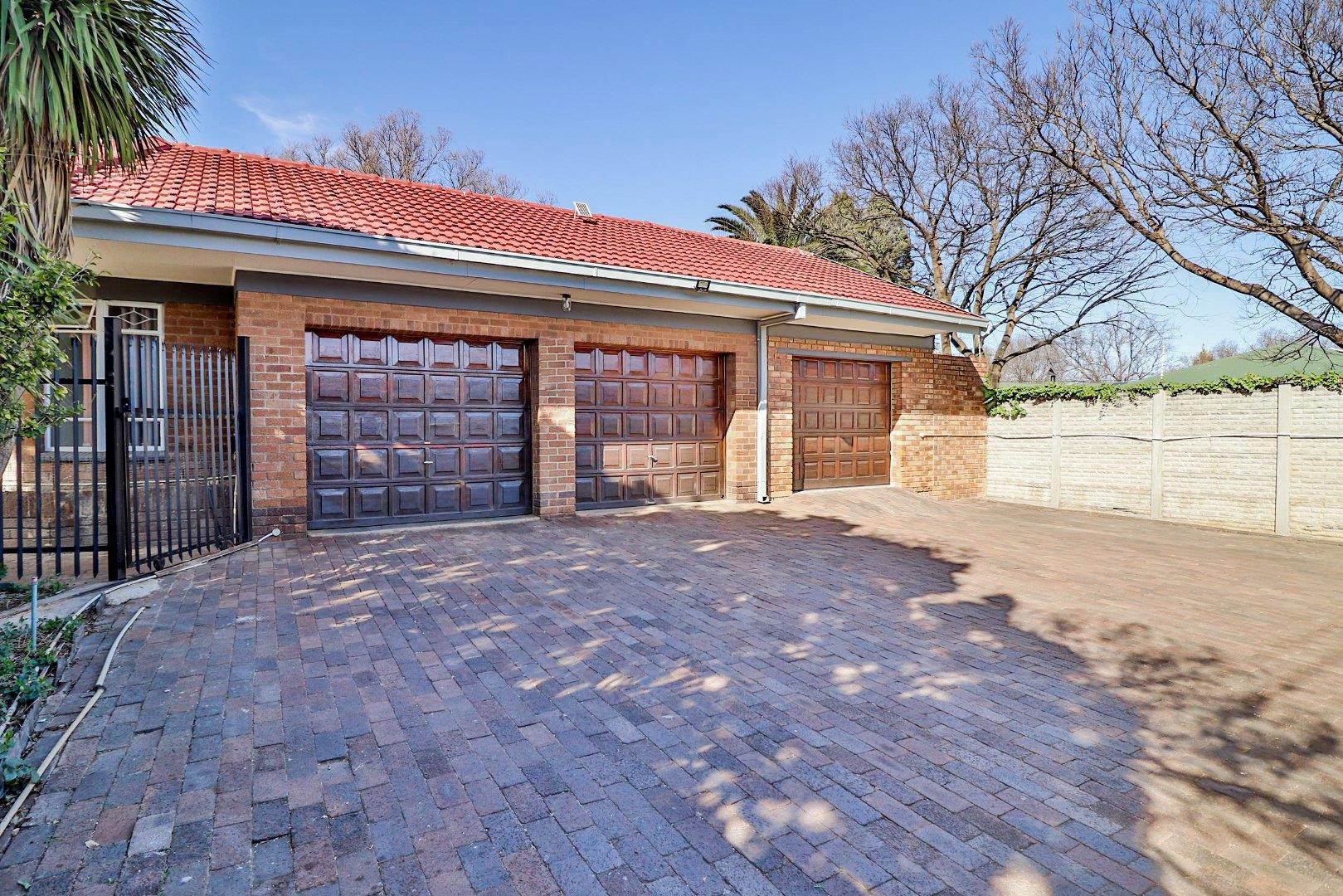 4 Bedroom House for sale in Irene Park P24113138284