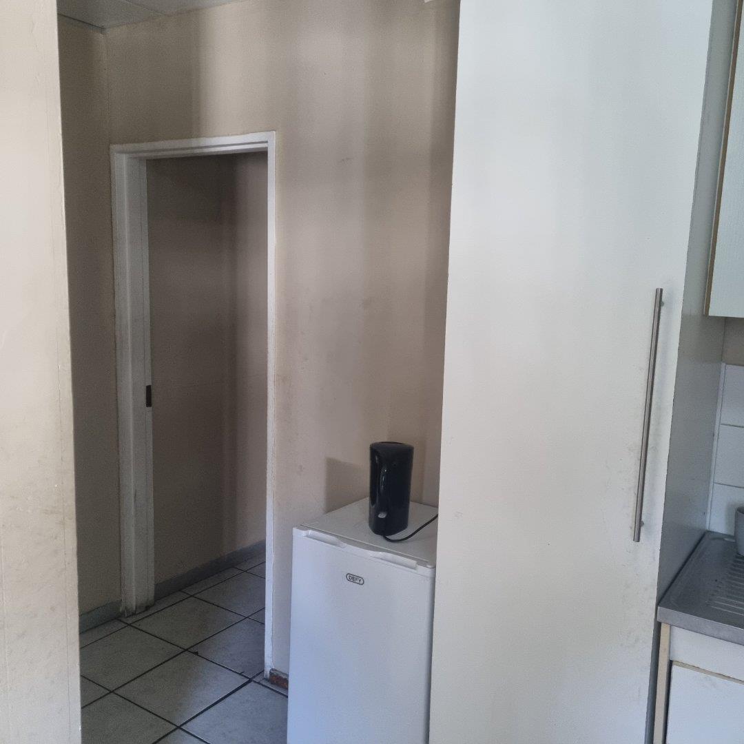 Apartment / flat to rent in Willows Sharing Room Available in Village