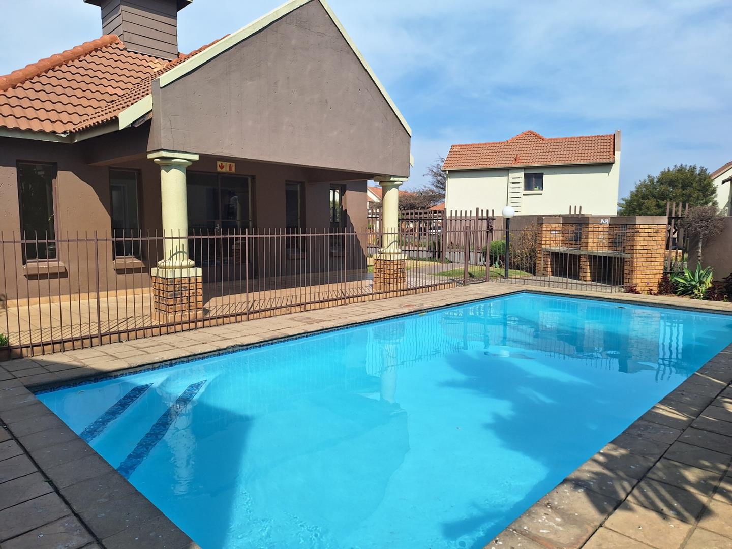 2 Bedroom Apartment / flat for sale in Esther Park P24113138558