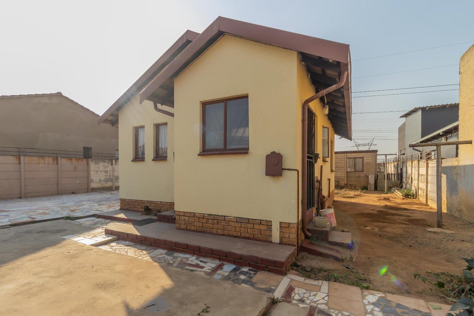 2 Bedroom House for sale in Kwa Thema P24113139383