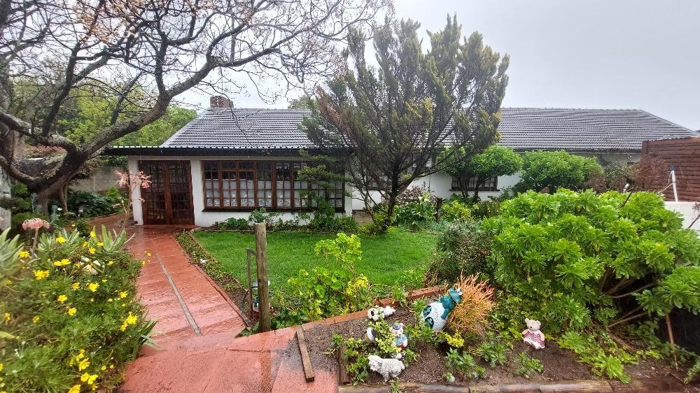 3 Bedroom House for sale in Westridge P24113141455