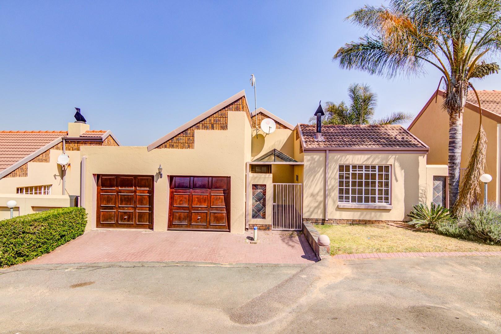 3 Bedroom House for sale in Van Riebeeck Park 14 Golden Court P24113121768