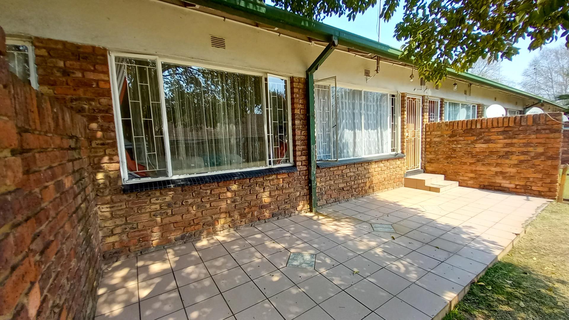 2 Bedroom Townhouse for sale in Middelburg Central P24113143786