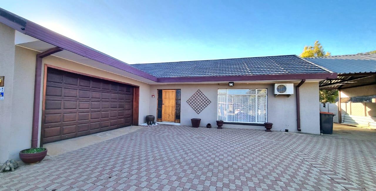 4 Bedroom House for sale in Lichtenburg P24112522839