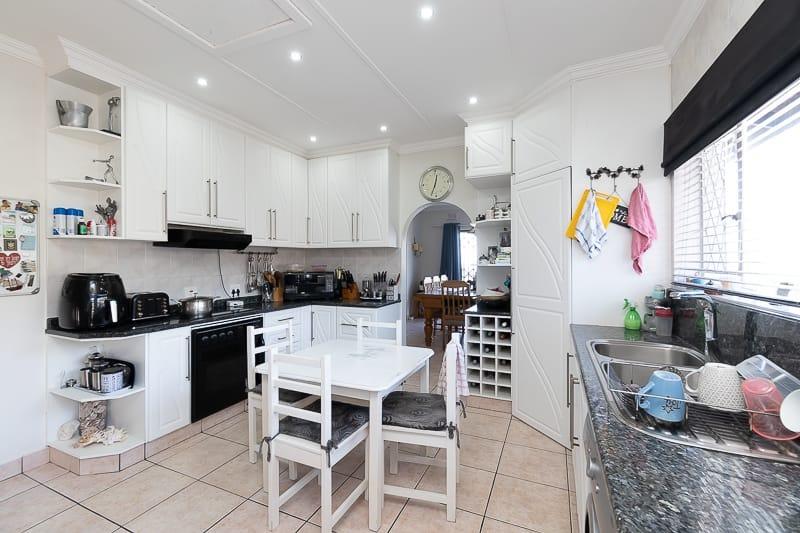 4 Bedroom House for sale in Athlone Park P24113210268