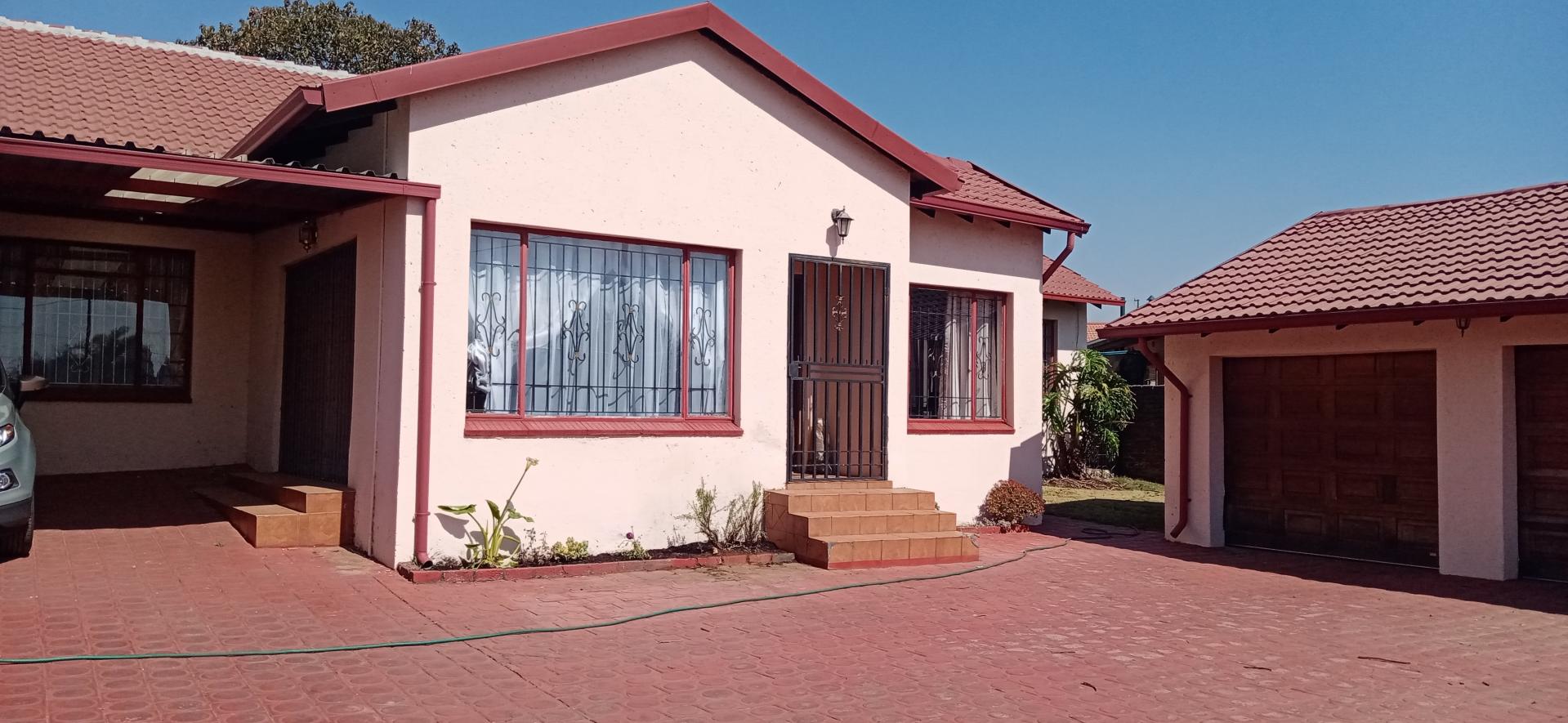 4 Bedroom House for sale in Wentworth Park 303 Main Reef Road P24