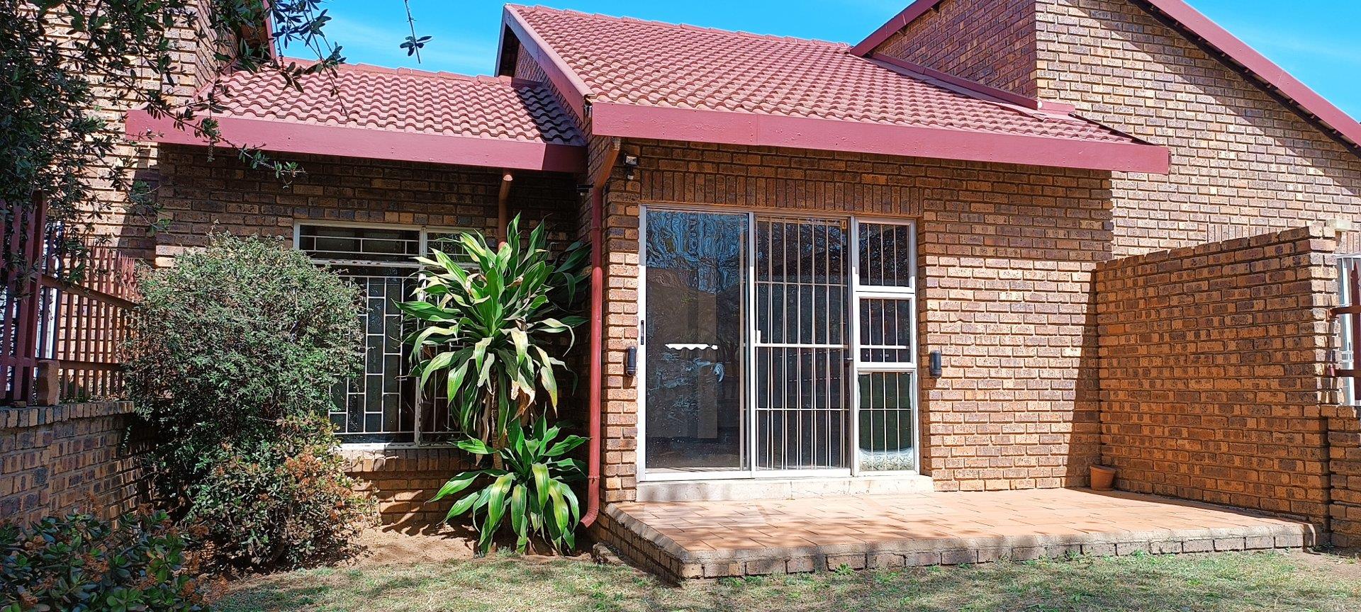 2 Bedroom Apartment / flat for sale in Erasmus 15 Rooth Street P24