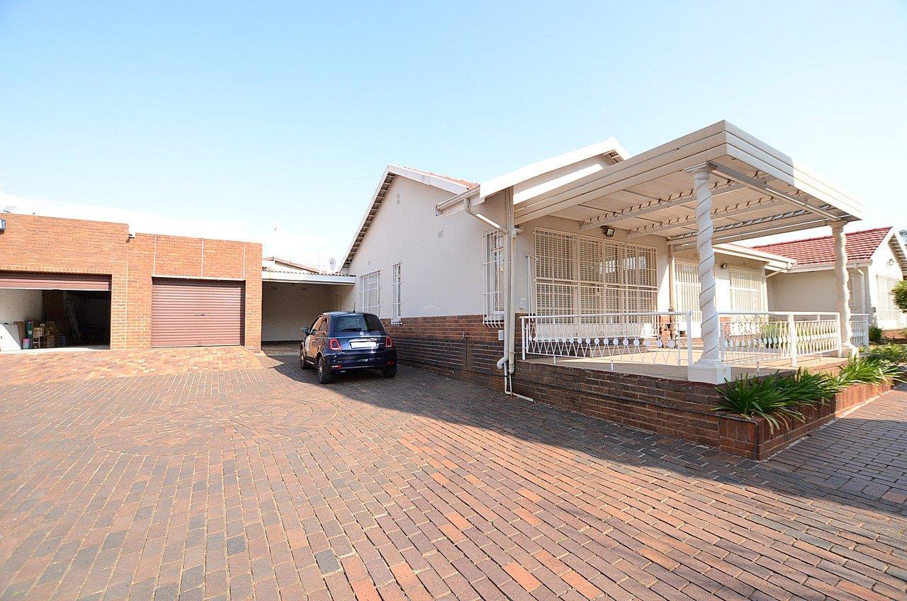 4 Bedroom House for sale in Malvern East P24112861881