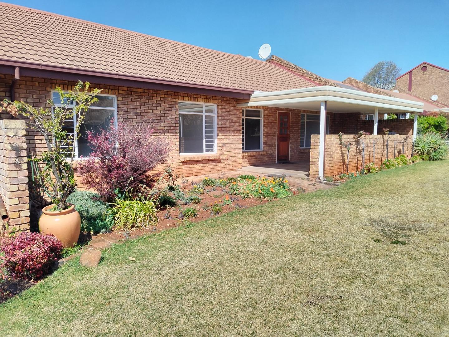 3 Bedroom Townhouse for sale in Lynnwood P24113218147