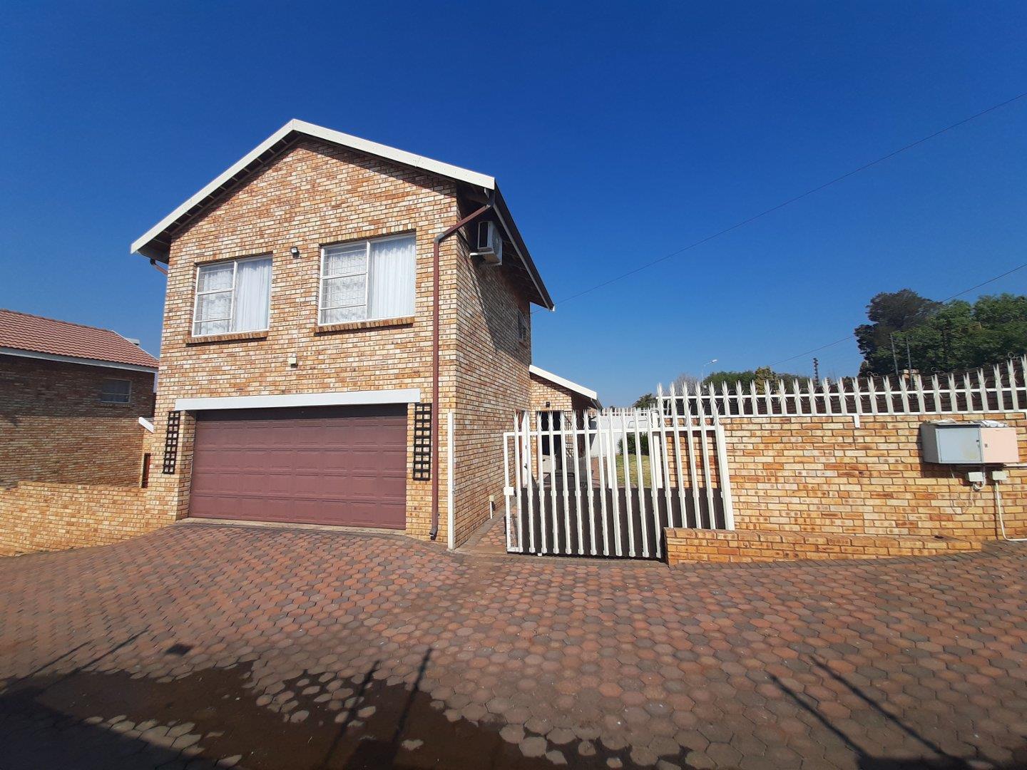 3 Bedroom Townhouse for sale in Greenhills Ext 3 P24113227598