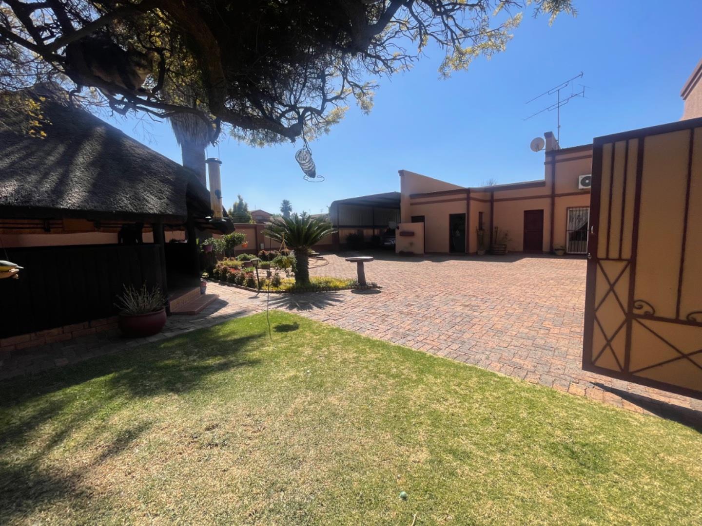 3 Bedroom House for sale in Vanderbijlpark SE 3 P24113229545