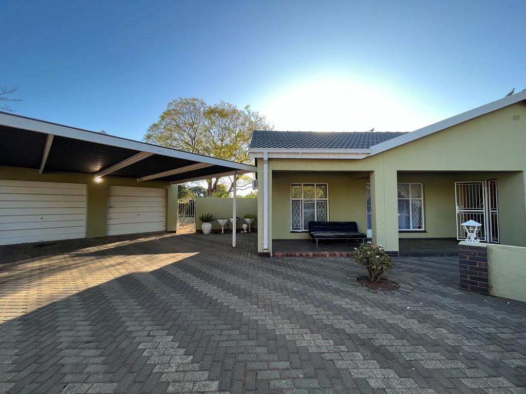 4 Bedroom House for sale in Carters Glen P24113229616