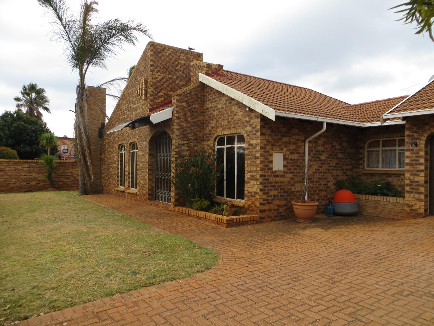 3 Bedroom House for sale in Carletonville Central P24111408407