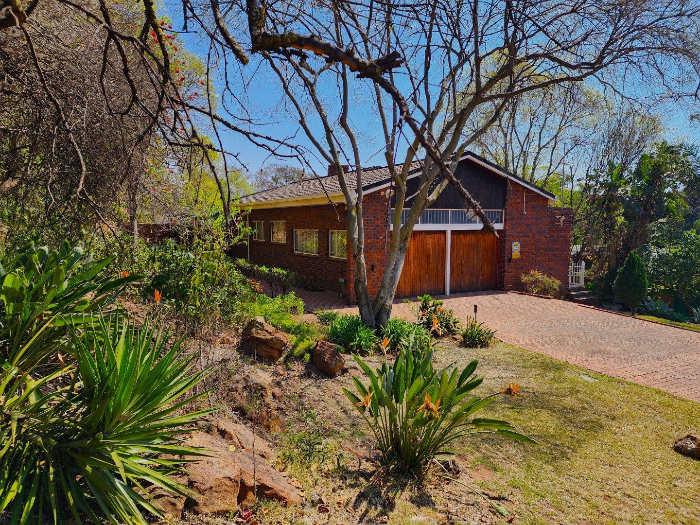 4 Bedroom House for sale in Queenswood P24113230060