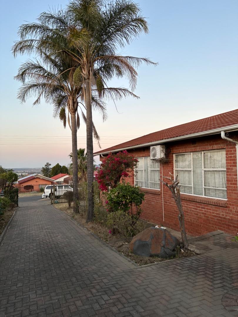 4 Bedroom House for sale in Rose Park P24113232529