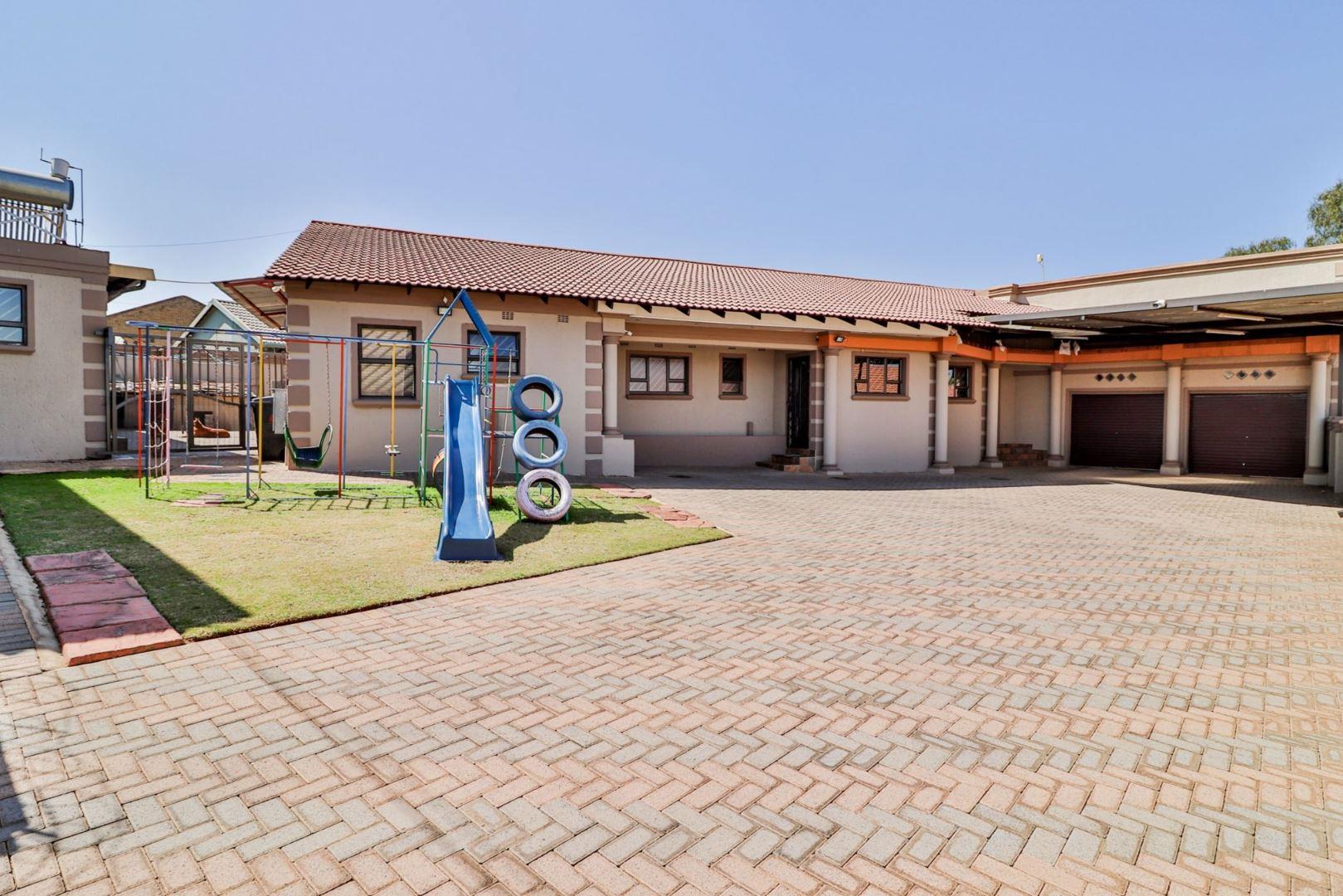 4 Bedroom House for sale in Lenasia South P24113245964
