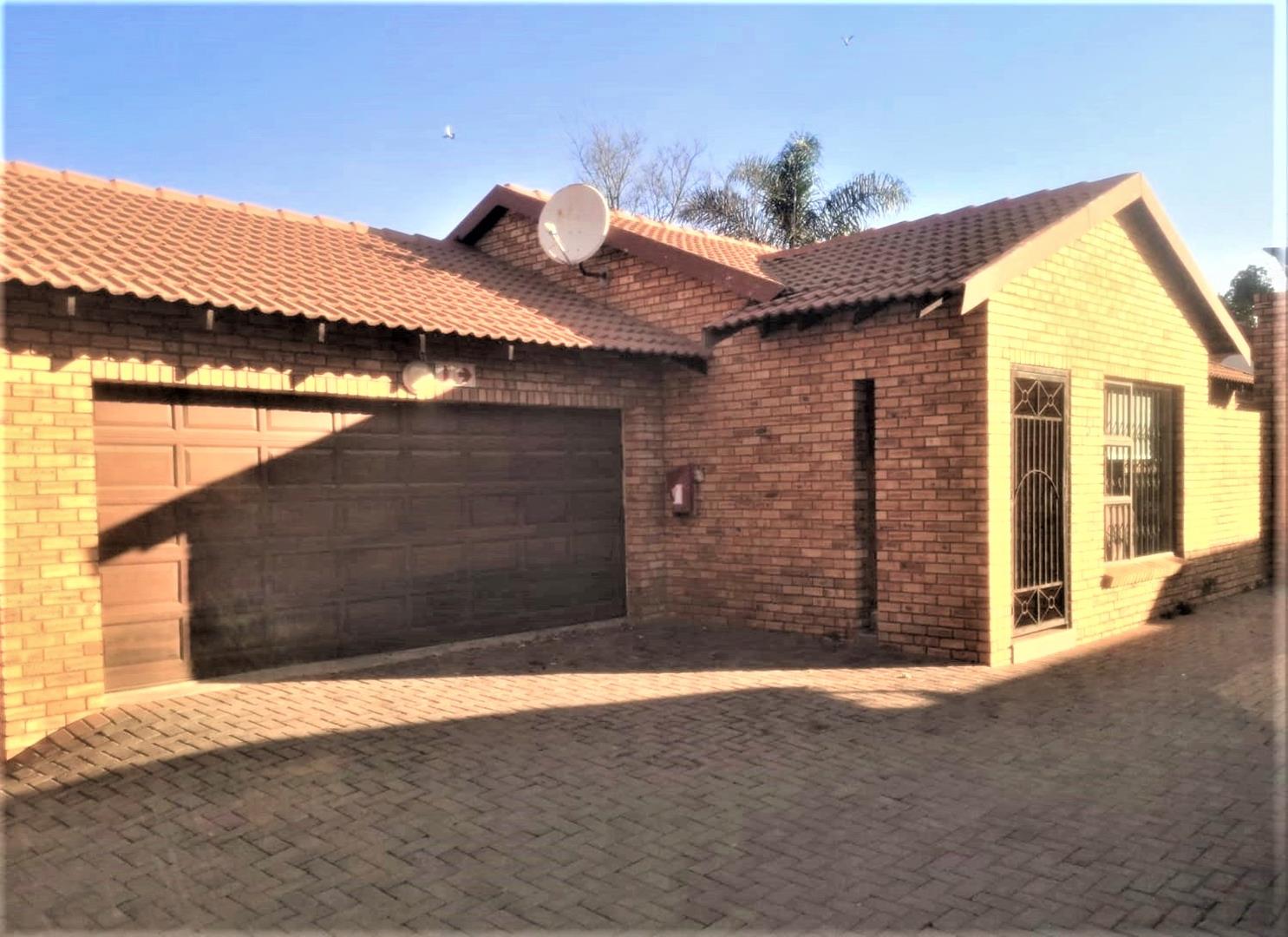 3 Bedroom Townhouse for sale in New Redruth P24112789627