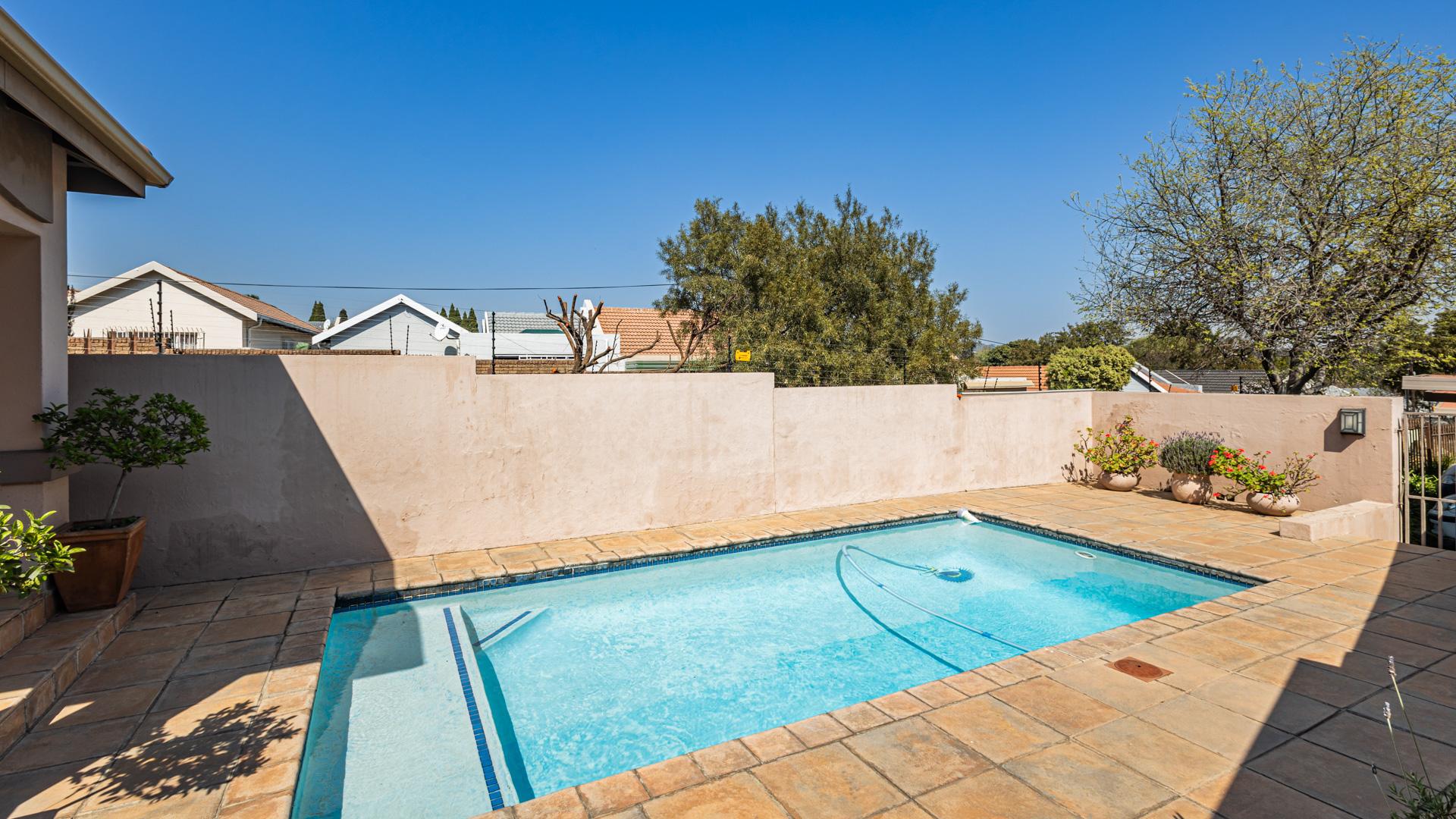 2 Bedroom Townhouse for sale in Dowerglen Ext 4 1100 Elmwood