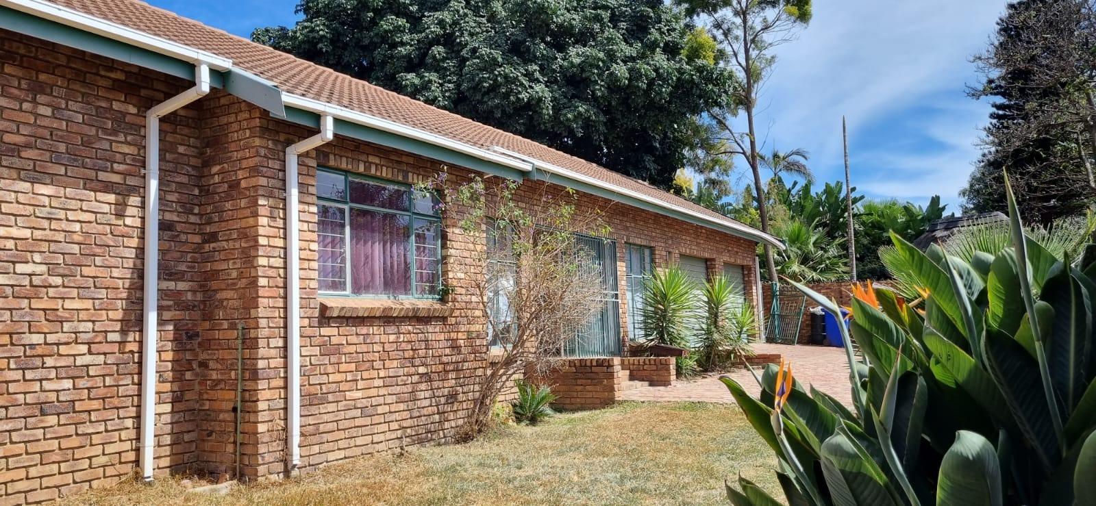 4 Bedroom House for sale in Karenpark 7 Roosmaryn Avenue P24113207913