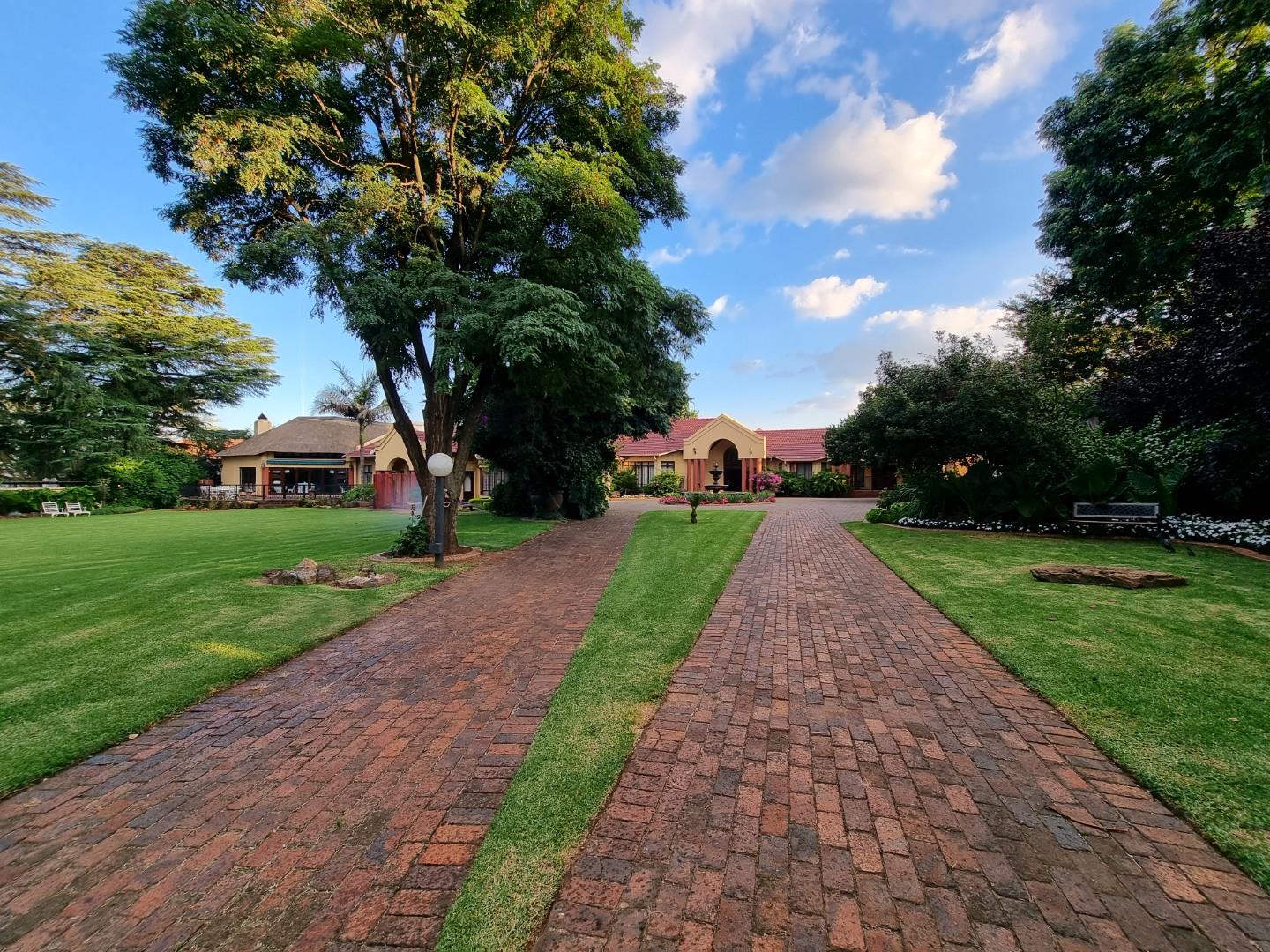 9 Bedroom House for sale in Glen Marais P24113256163