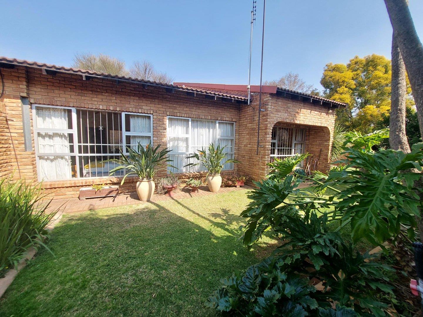 3 Bedroom House for sale in Irene Park P24113257443