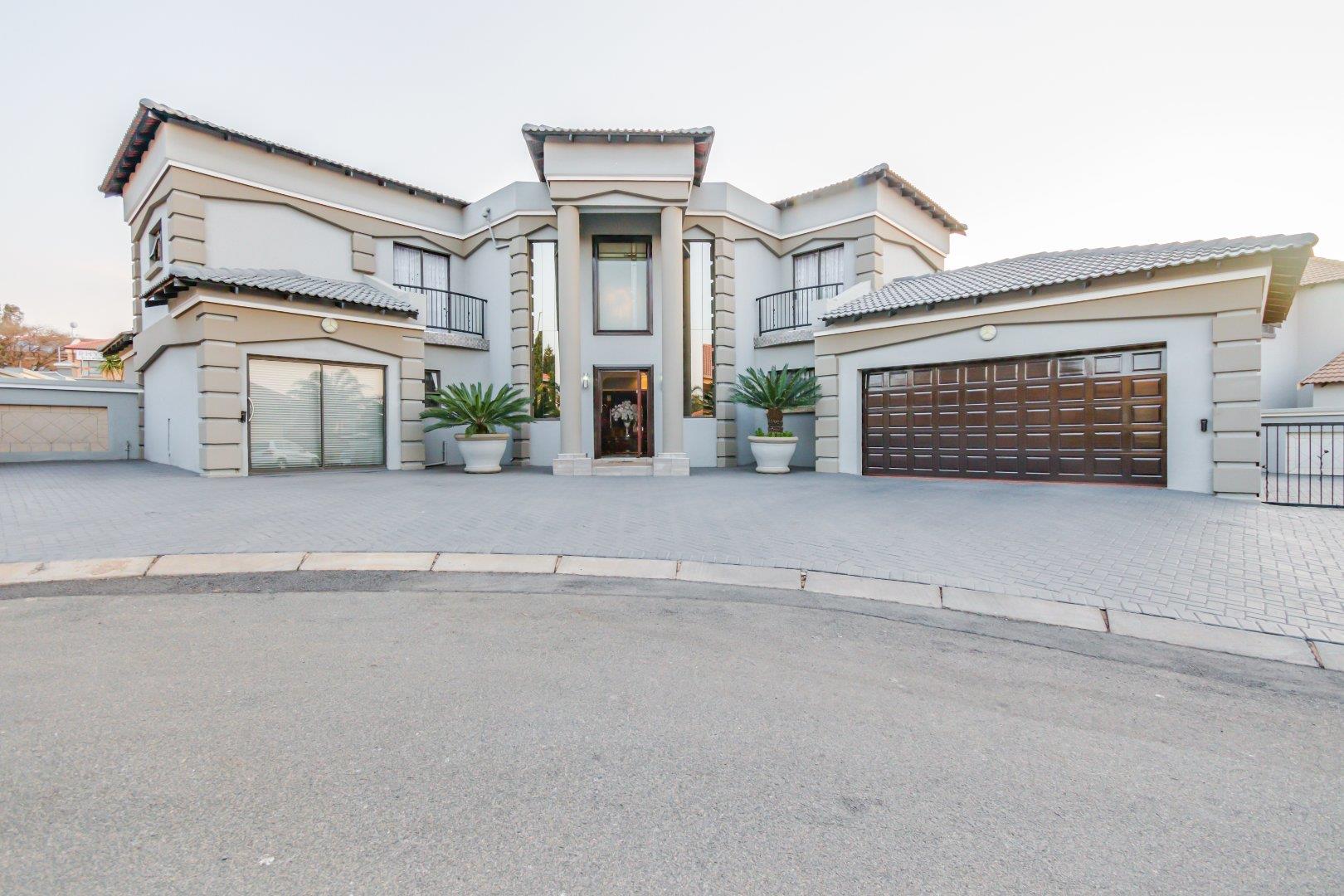 4 Bedroom House for sale in Ruimsig Ruimsig Golf Estate, 13