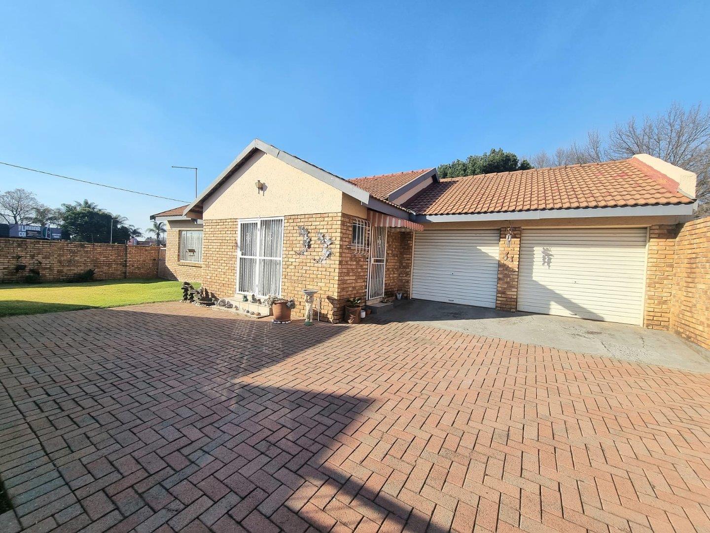 3 Bedroom House for sale in Selcourt P24113260546
