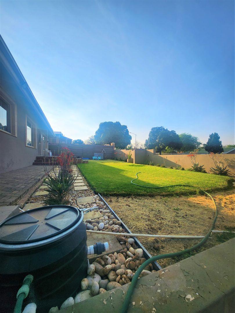 4 Bedroom House for sale in Generaal De Wet P24113262812