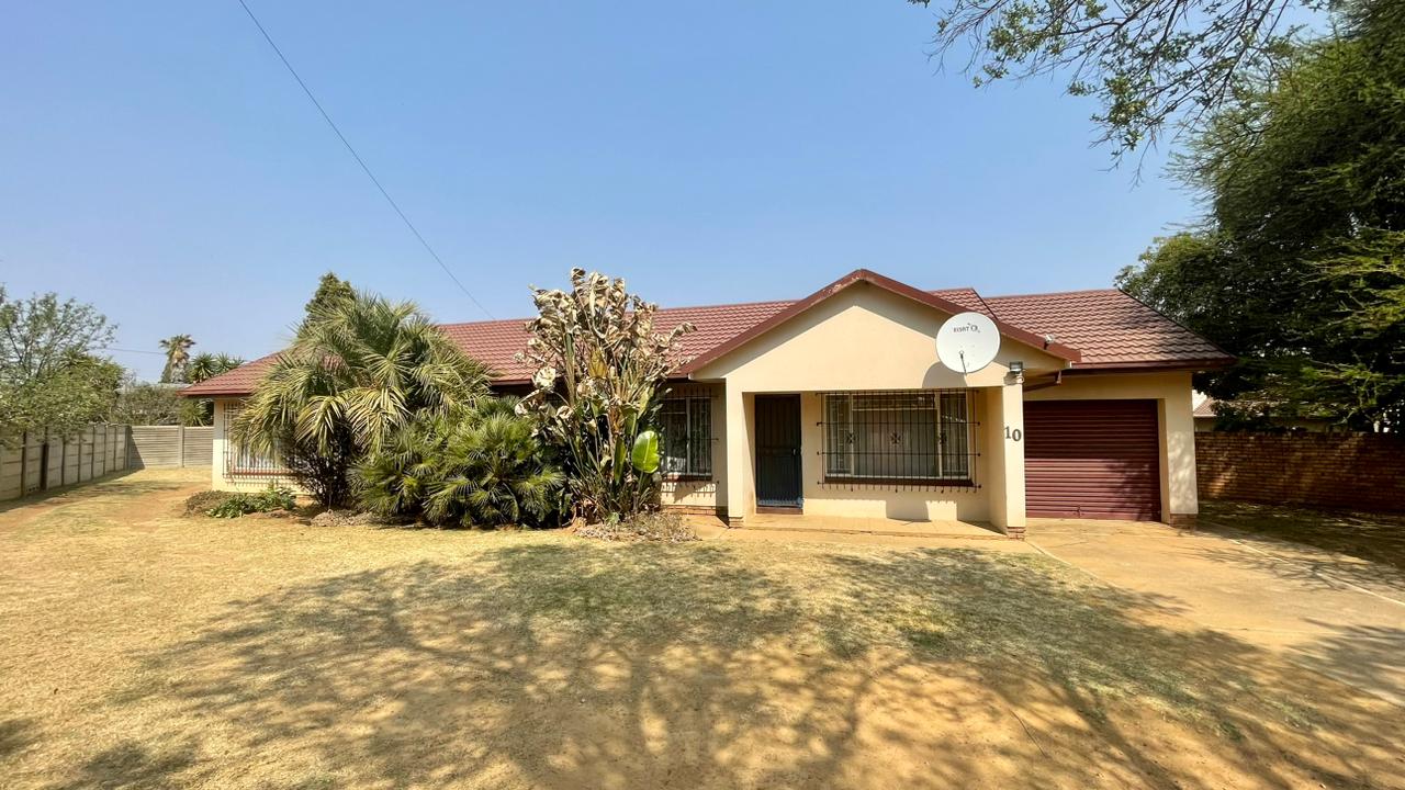 3 Bedroom House for sale in Greenhills P24113265135