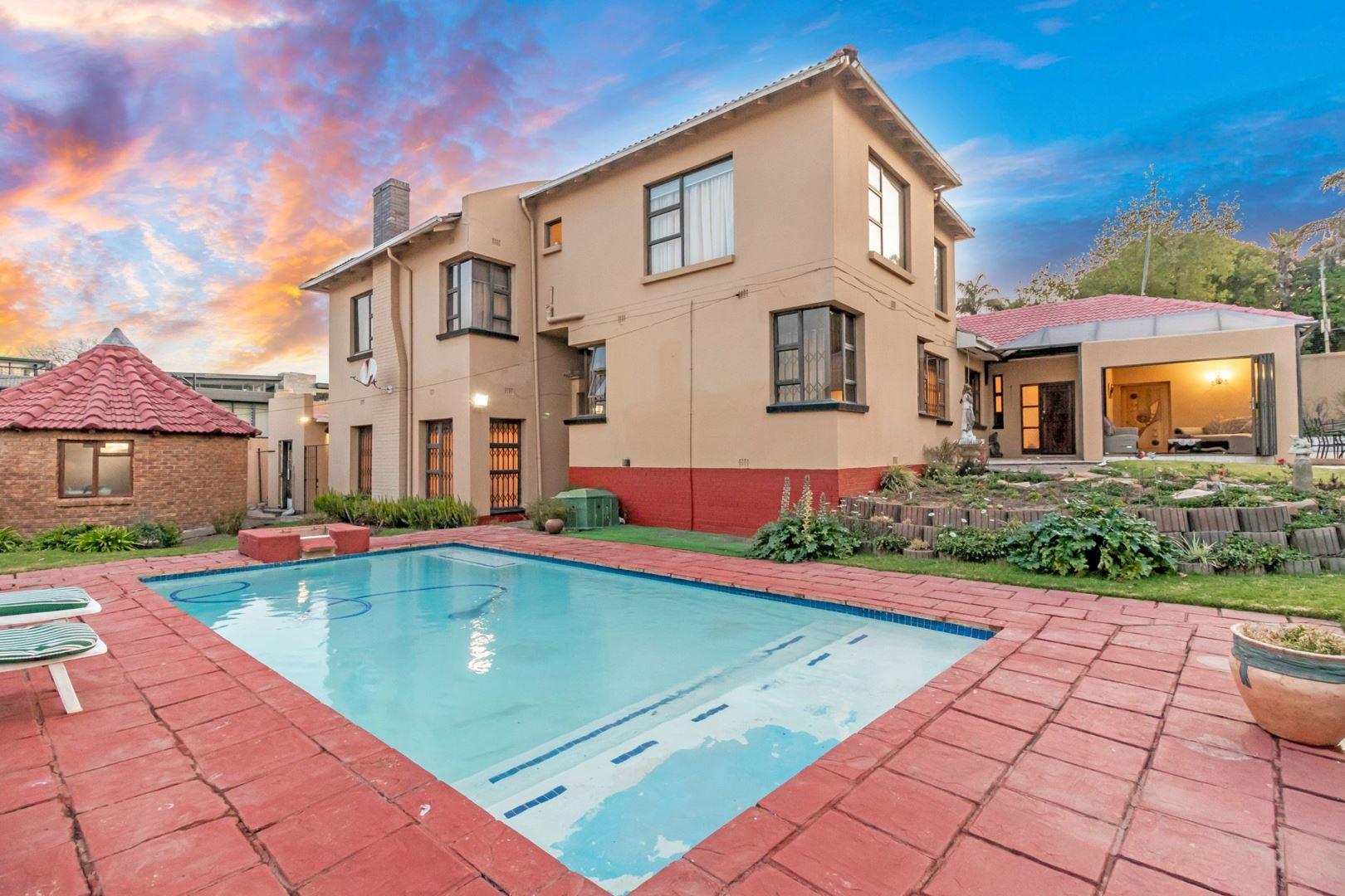 6 Bedroom House for sale in Oaklands P24113266382