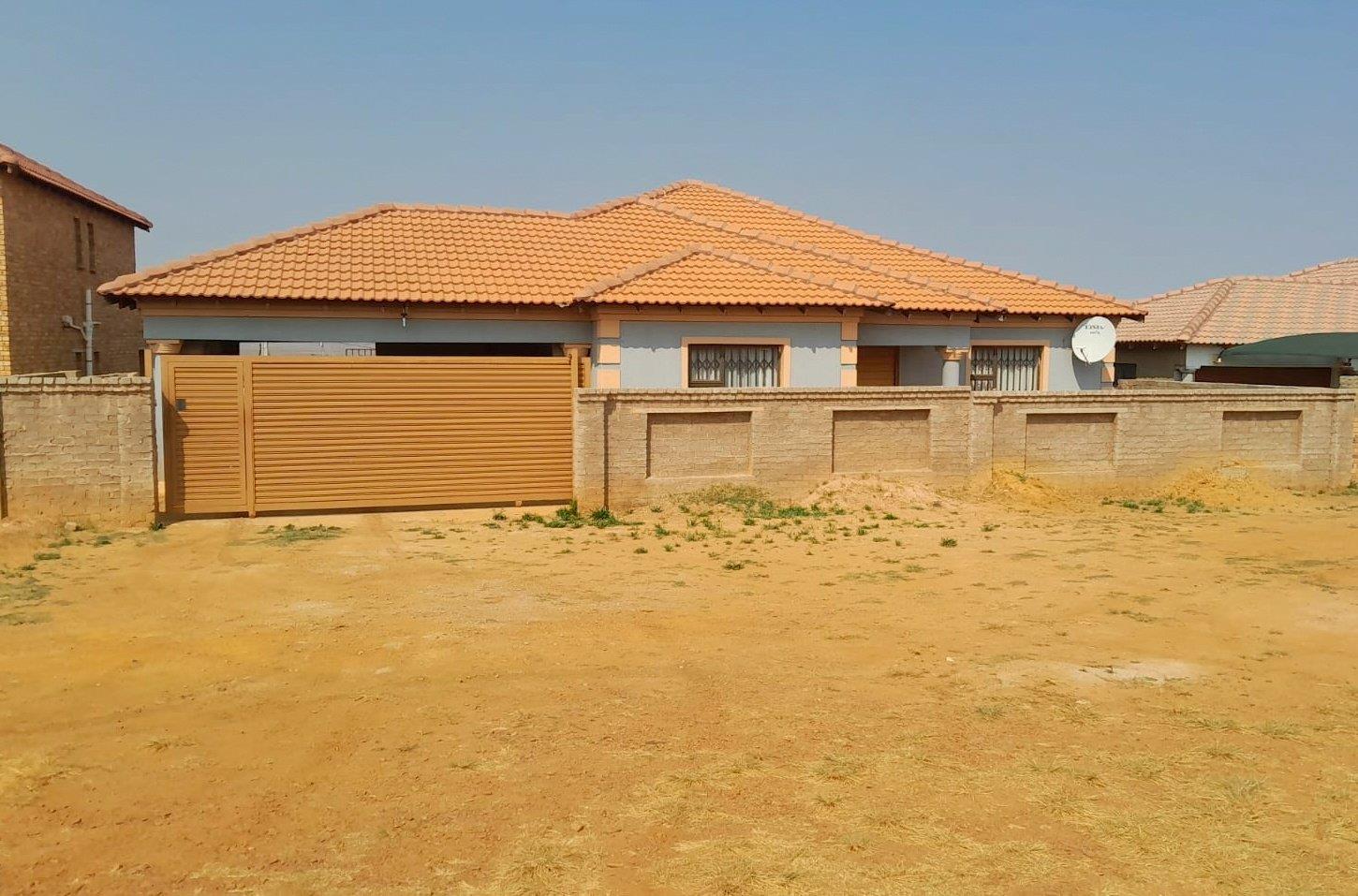 3 Bedroom House for sale in Mohlakeng P24113830992
