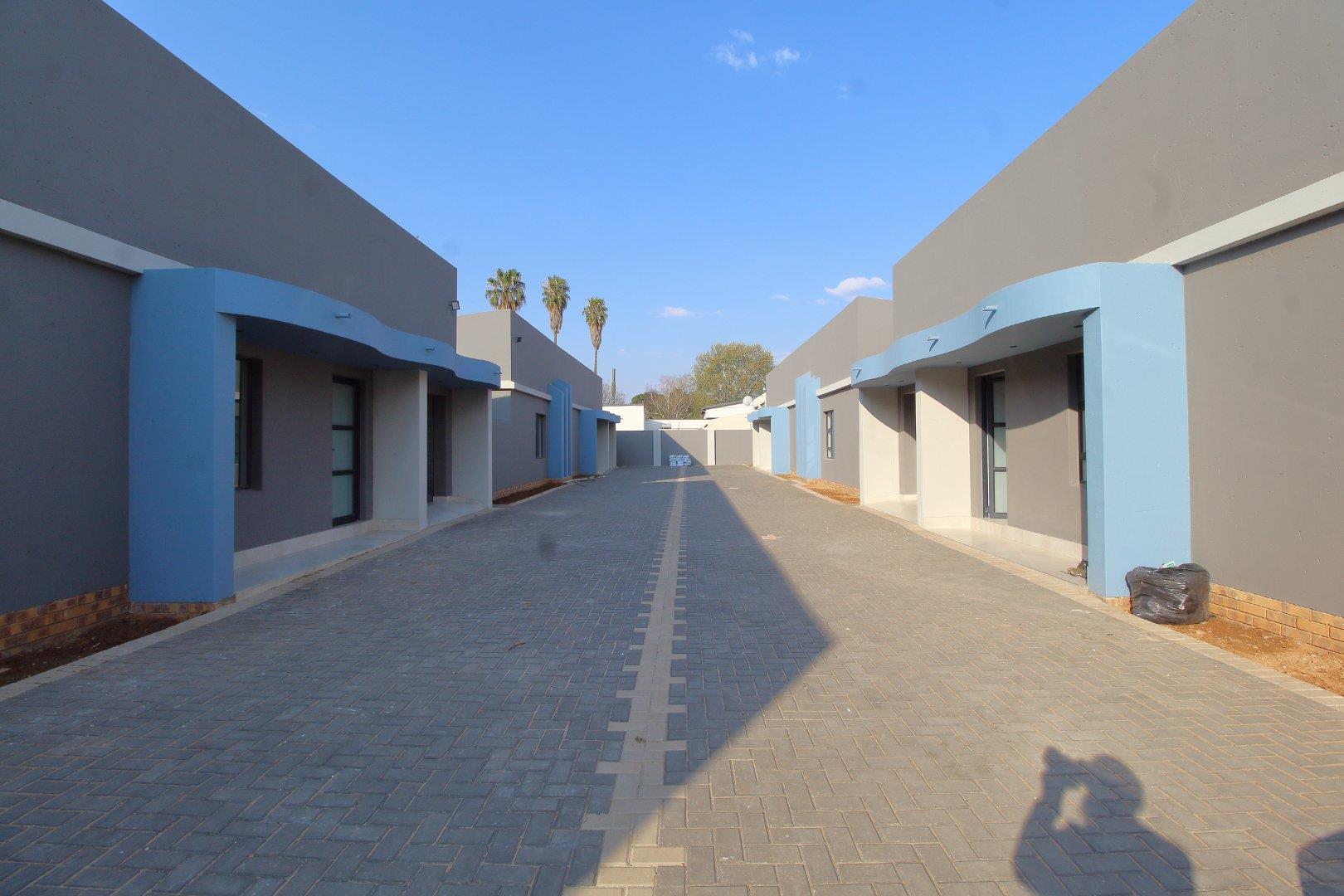 3 Bedroom Townhouse to rent in Lakefield P24113269494