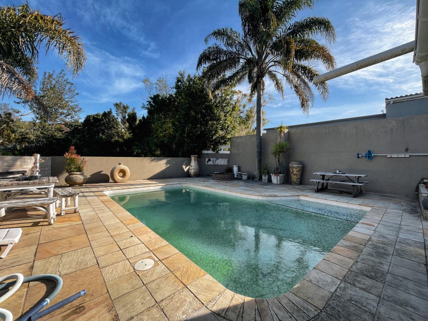 6 Bedroom House for sale in Beacon Bay 39 Highfield Road P24113269498