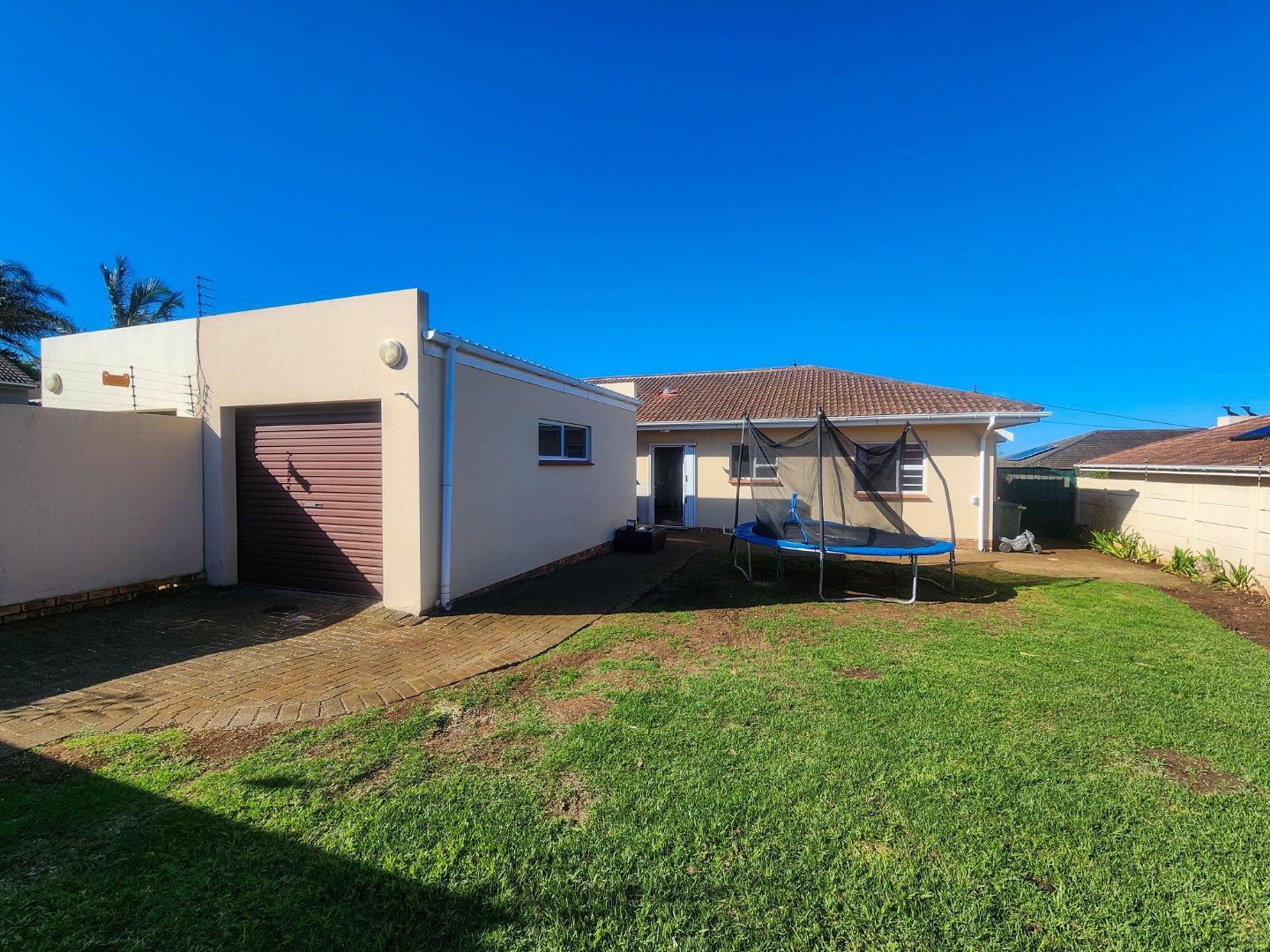 2 Bedroom House for sale in Gonubie P24113272386