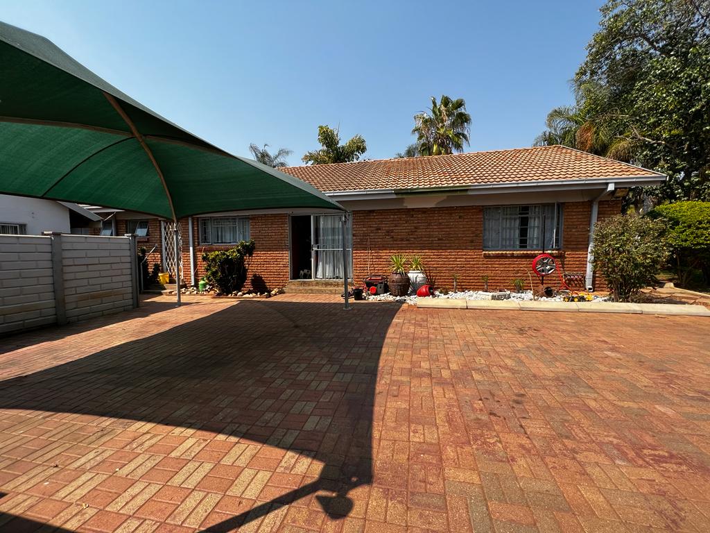 4 Bedroom House for sale in Flora Park P24113272671