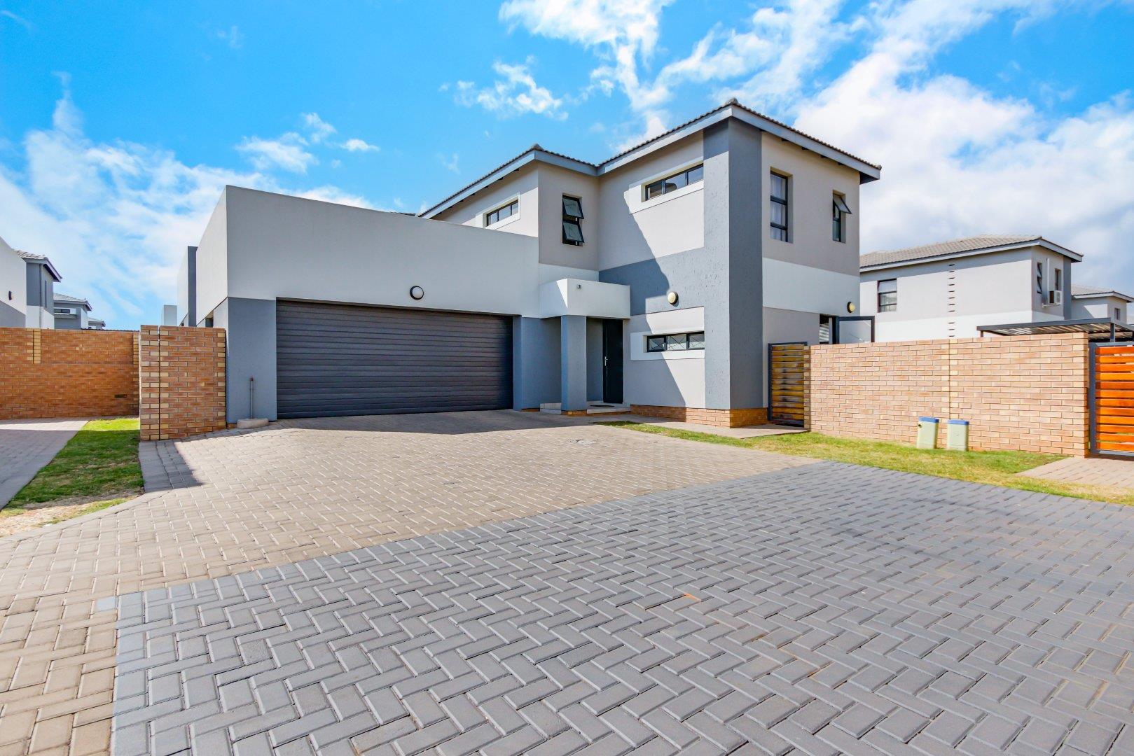 3 Bedroom House for sale in Olievenhoutbosch 2 Drakensberg Rd P24113293928